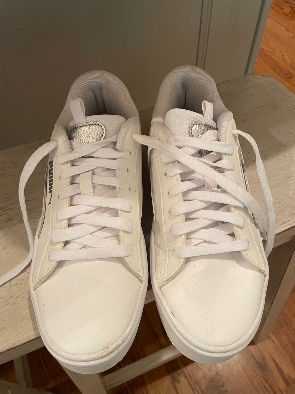 Puma EUC women’s leather sneakers sz 7.5